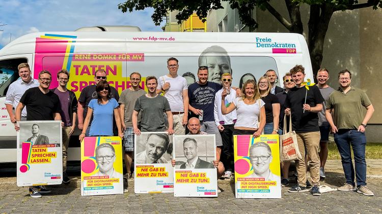 Gruppenfoto vor dem Tourbus